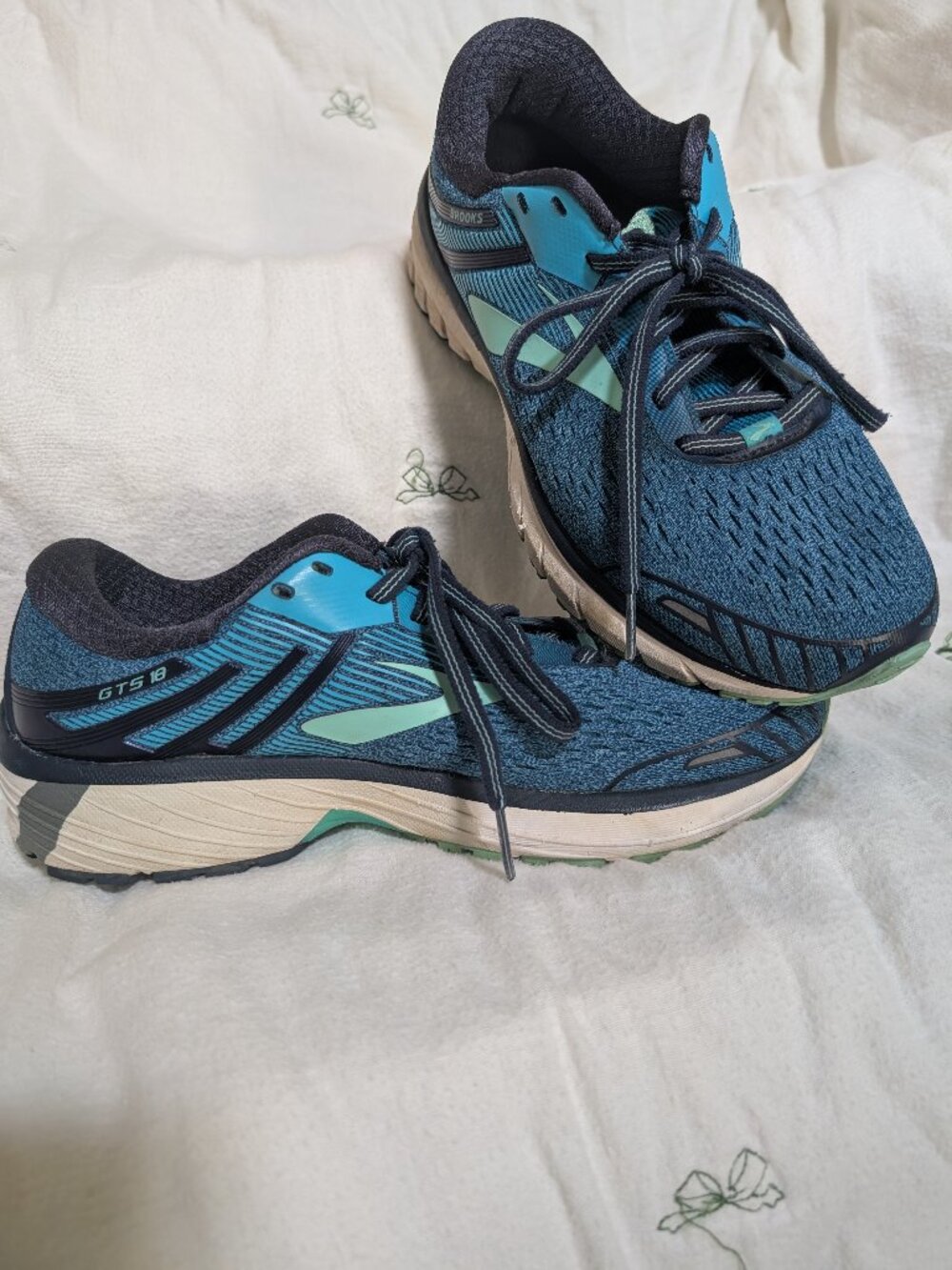 Brooks running shoe GRS 18  9 WIDE blue green